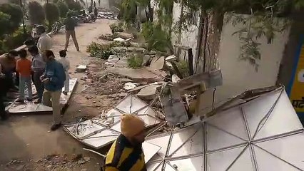 घर के बाहर आकर रोने लगी महिलाएं