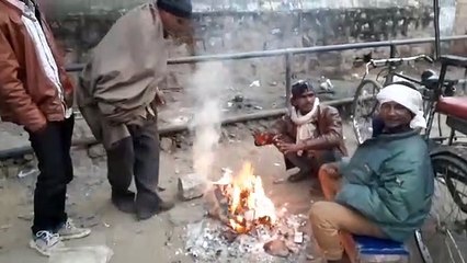 जमीन पर ओस और आसमान में कोहरा