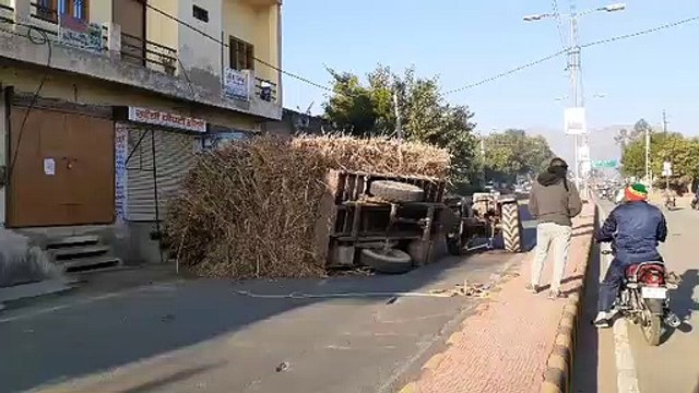 अजमेर में टला हादसा, डिवाइडर से टकराकर पलटी ट्रॉली