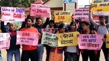 जामिया-एएमयू के समर्थन में उतरे छात्र, दिल्ली पुलिस मुर्दाबाद का लगाया नारा