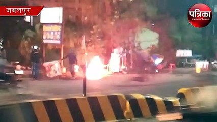 Скачать видео: gas cylinder blast  विधायक के घर के सामने सिलेंडर में ब्लास्ट, मंत्री का बांग्ला भी पास में - वीडियो वायरल