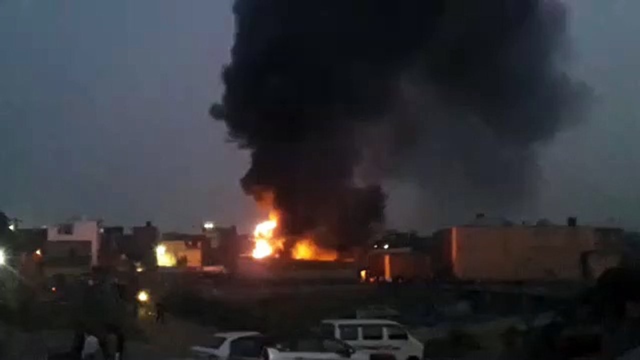 सर्दी से बचने के लिए जलाये अलाव से कबाड़ के गोदाम में लगी आग