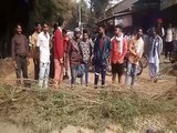 सडक़ मरम्मत की मांग, आक्रोशित ग्रामीणों ने लगाया जाम