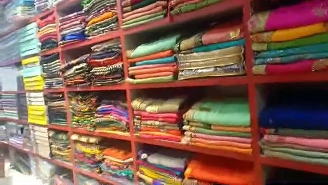 सर्दियां शुरू होते ही दो दुकानों के ताले तोड़कर हजारों का सामान चोरी