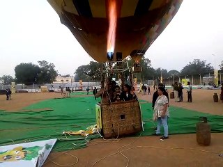 आग उगलते बैलून के साथ 30 फीट हवा में उड़ गए बच्चे