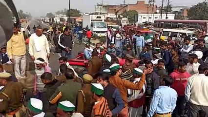 गन्‍ना मूल्‍य बढ़ाने की मांग को लेकर किसानों ने लगाया NH-58 पर जाम