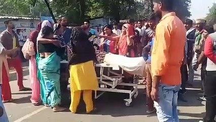 People: लोग देखते रहे और बदमाशों ने ले ली जान