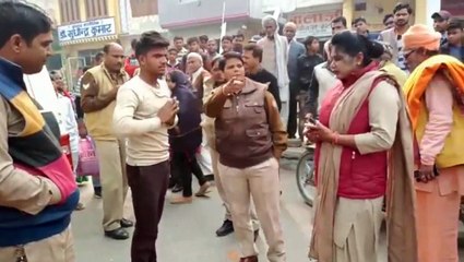 Sambhal: एंटी रोमियो टीम ने छेड़छाड़ कर रहे शख्स को पीटने के बाद कान पकड़कर लगवाई उठक-बैठक, देखें वीडियो