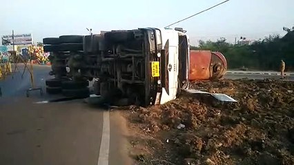 टैंकर पलटते ही आई तेज आवाज, दौड़ते-भागते मौके पर पहुंचे लोग