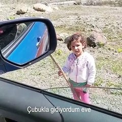Jandarma devriyesini görünce durdurup selam veren minik kız ☺️