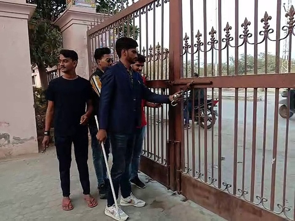 प्राचार्य कक्ष का गेट बंद करने का प्रयास, तीन गेटों के तोड़े ताले