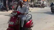 बीच सड़क भ‍िड़े सांड