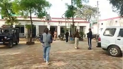 प्रधान को जेल भेजने की धमकी देकर पुलिसवालों ने वसूल लिए 7 लाख रूपये, थाने पर हुआ हंगामा