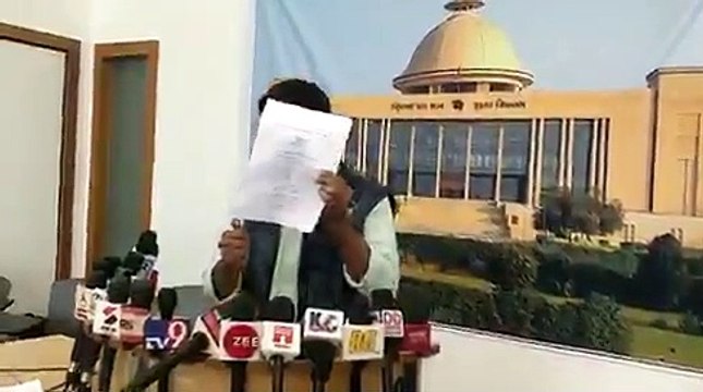 Gujarat: Jignesh Mevani ने Statue of Unity संबंधी विधेयक की प्रति जलाई, कहा, आदिवासियों के अधिकारों पर घातक प्रहार के सम
