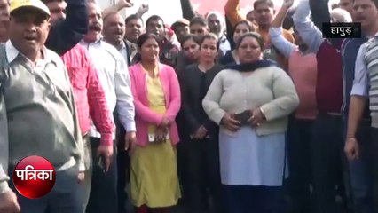 Coca Cola प्लांट बेचने से गुस्साए कर्मचारियों ने किया जमकर हंगामा, देखें Video