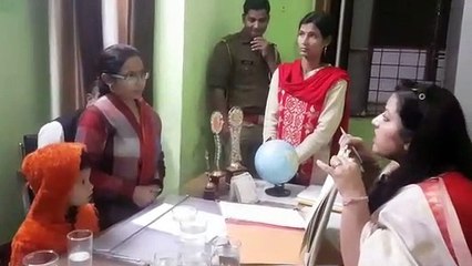 Rampur: राज्‍य महिला आय ोग की उपाध्‍यक्ष ने एकाउंटेंट के सामने जोड़े हाथ- Video
