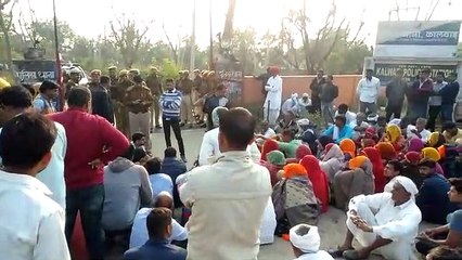 दिनभर थाने पर प्रदर्शन, देर रात गिरफ्तारी