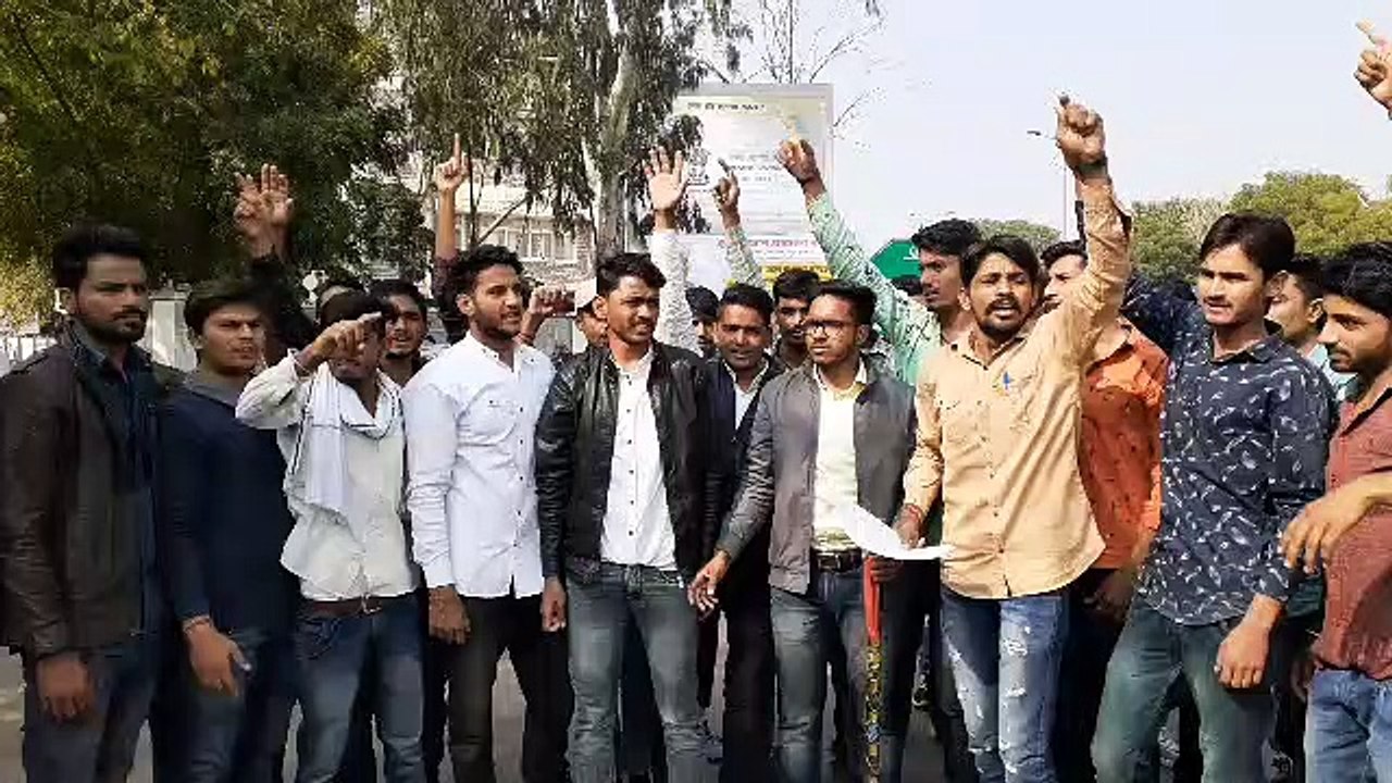 पानीपत फिल्म का विरोध, सिनेमाघर पर प्रदर्शन