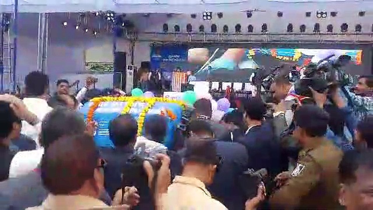 ई-रिक्शा में बैठकर मंच तक पहुंचे सीएम कमल नाथ, महिलाओं को सौंपी चाबी