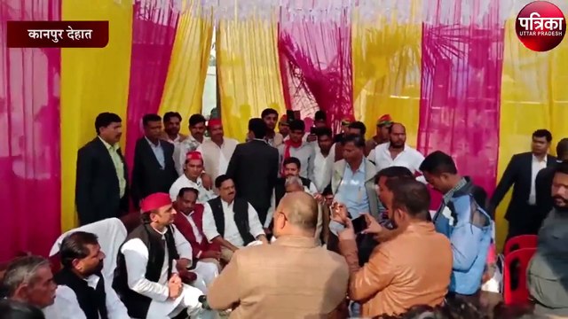 अखिलेश यादव के पहुंचते ही सेल्फी लेने को उमड पडी युवाओं की भीड