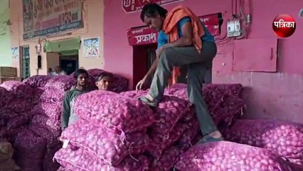 Onion Crisis: 90 हजार का 'बिस्तर,   18 हजार का 'पायदान,