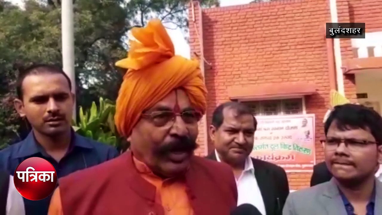 उन्होंने कहा कि सरकार की तरफ से मजदूरी करने वाल...