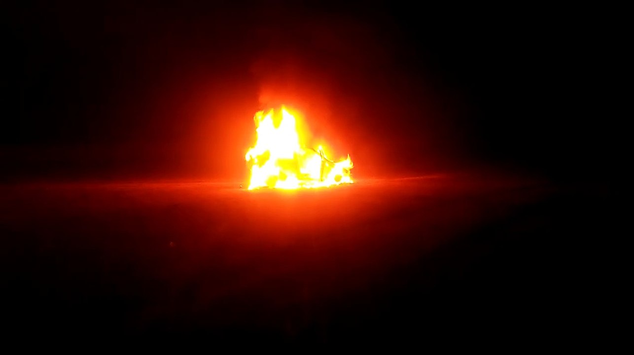 बाइक सवार युवकों को टक्कर मारने के बाद भाग रहे ड्राइवर ने मैदान में खड़ी कर दी कार, अचानक जलकर हो