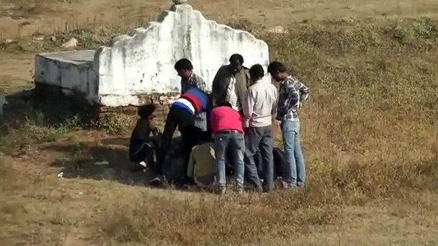 Gambling: पुलिस की नाक के नीचे चल रहा था जुआ, देखें वीडियो