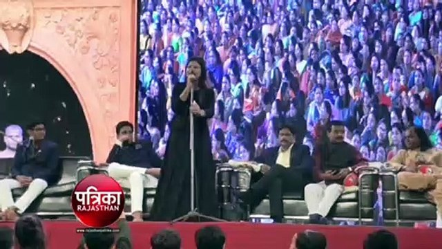 बांसवाड़ा : कवि अनामिका अम्बर ने धारा 370 के उन्मूलन पर बांसवाड़ा के कवि सम्मेलन में कही