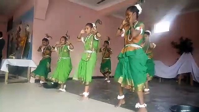 Artists scattered various colors of art in hair color