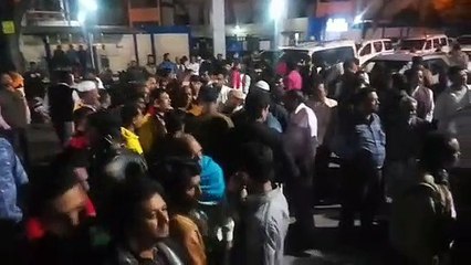 रात 12 बजे तक गेट पर ही खड़े रहे शायरी के दीवाने