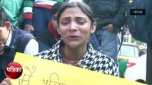 हैदराबाद रेप के बाद पुलिसकर्मी की बहन बैठी धरने पर बताया खुद को असुरक्षित