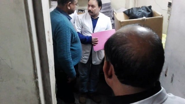 औचक निरीक्षण एक्सपोज: काउंटर पर 98 दवा कम, 44 चिकित्सक/कार्मिक नदारद