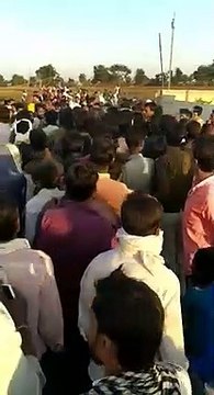 Police reached to rescue: बचाव करने पहुंची पुलिस पर पथराव और किया विवाद