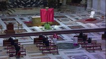 Papa recorre una solitaria plaza de San Pedro en Viernes Santo