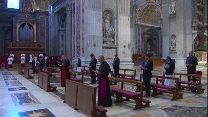 Papa recorre una solitaria plaza de San Pedro en Viernes Santo