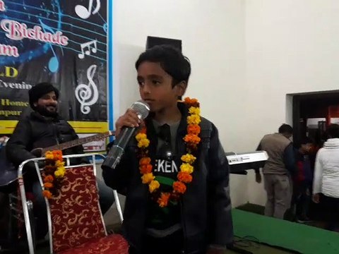 बदन पे सितारे लपेटे हुए: जब बच्चे ने गाया गीत तो झूम उठे सुनने वाले