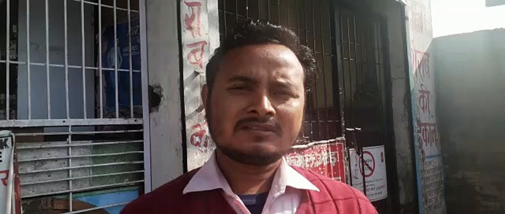 दो शराब की दुकानों की दीवार तोड़कर भारी मात्रा में बोतलें ले उड़े चोर, देखें वीडियो-