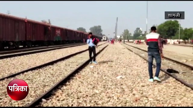 रेलवे स्टेशन पर लोग खुद की जान को जोखिम में डालकर ट्रैक पार करते है