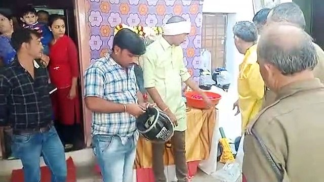 बेटे की सड़क दुर्घटना में मौत के बाद पिता ने युवाओं के हाथों में थमाएं हेलमेट