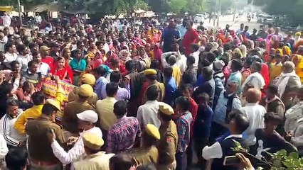 सीमेंट फैक्ट्री कॉलोनी के आवासीय पट्टों की मांग को लेकर प्रदर्शन