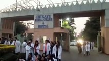 चिरायु मेडिकल कॉलेज पर छात्र छात्रओं का हंगामा