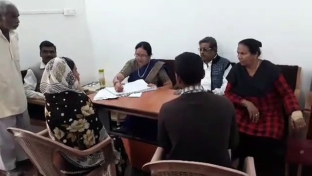 महिला परामर्श में समझौते के दौरान दो पत्नियों के पति के बीच में हुआ विवाद