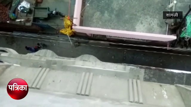 तेज बारिश के साथ आसमान से तीन मंजिला मकान पर गिरी बिजली