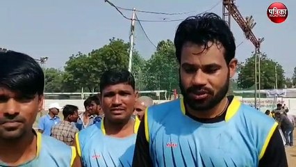 विजेता जोधपुर टीम के खिलाड़ी को ट्राफी प्रदान करते अतिथि