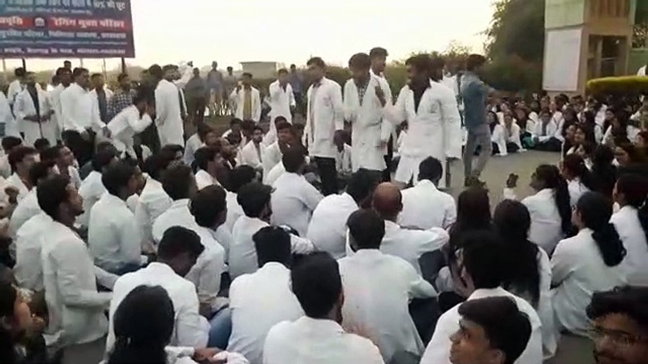 चिरायु मेडिकल कॉलेज पर छात्र छात्रओं का हंगामा