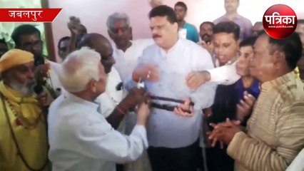 विरोध प्रदर्शन करने गए नर्मदा भक्तों के साथ खुद नाचे कांग्रेस विधायक: देखें