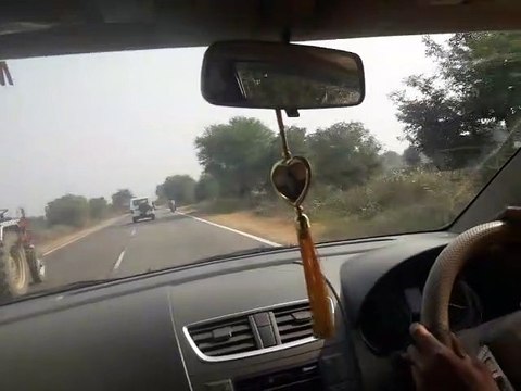 करौली में पुलिस के सामने बेखौफ बजरी का अवैध परिवहन