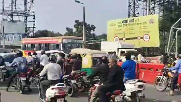 आत्महत्या करने १०० फीट ऊंचे टॉवर पर चढ़ा युवक, बोला- अब महाकाल के दर्शन करूंगा
