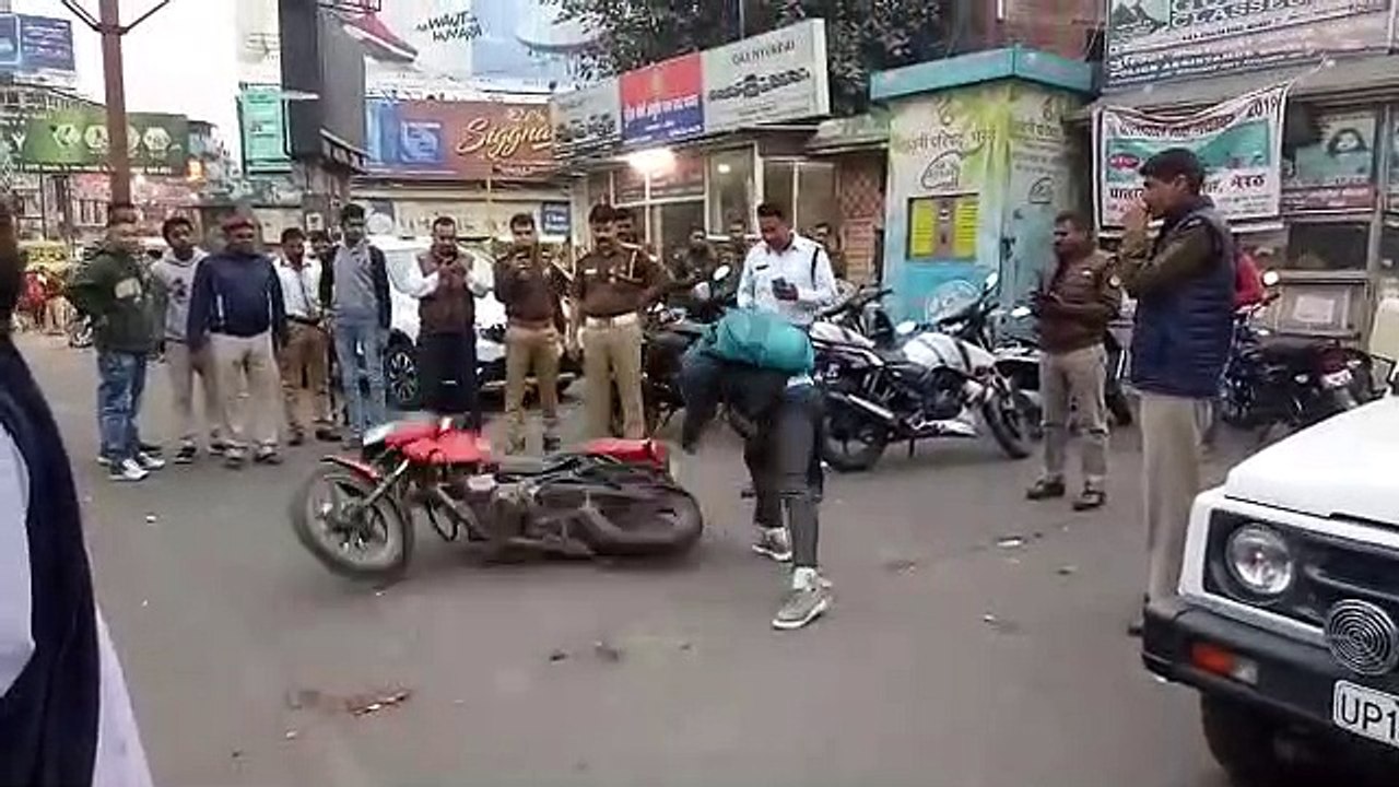 बाइक का कटा चालान तो युवक ने उसमें कर दी तोडफ़ोड़, पुलिसकर्मी हंसते हुए बनाने लगे वीडियो